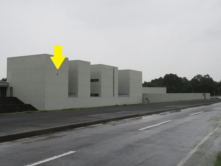 建物前景レンズ穴に矢印